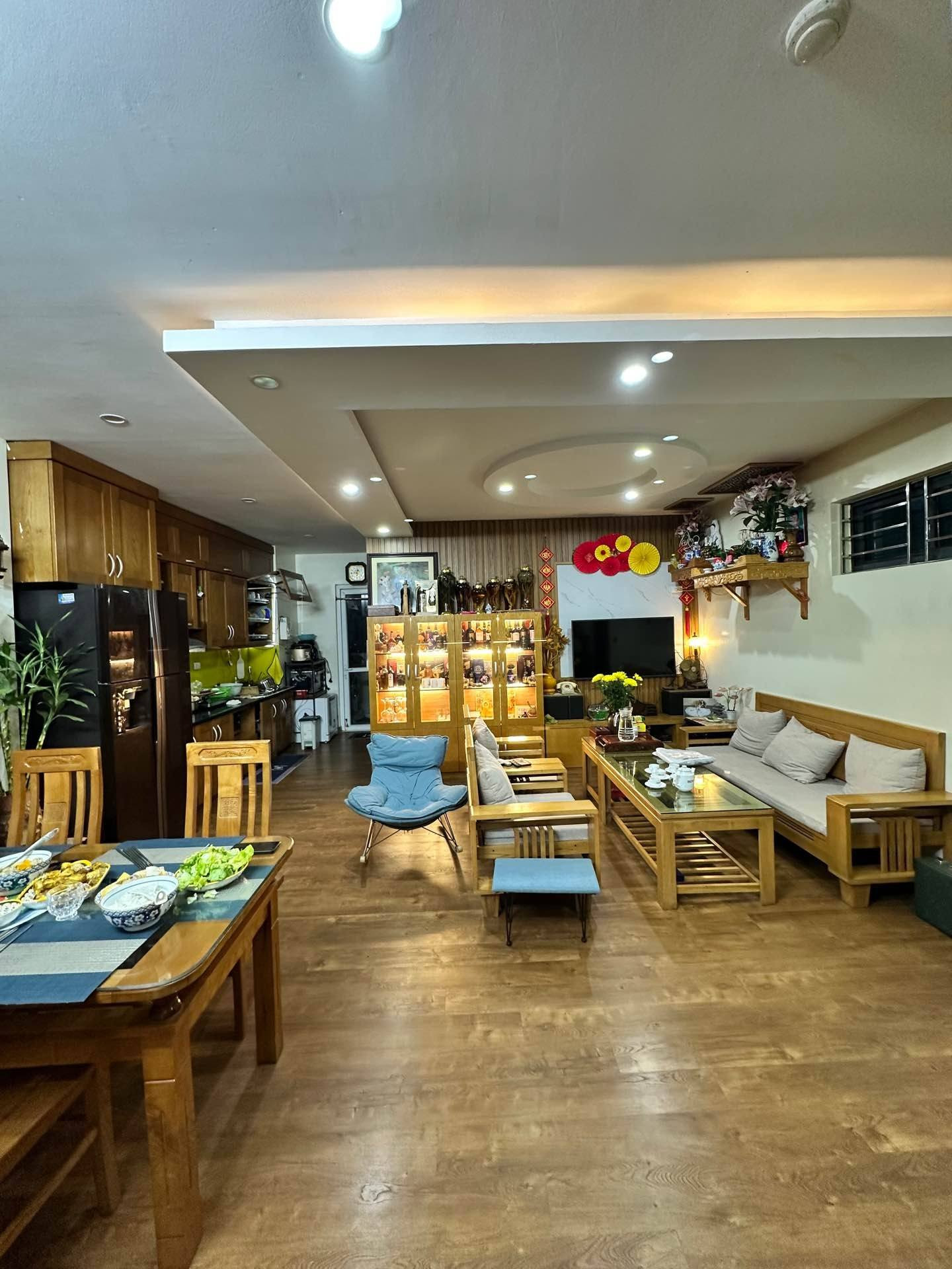 Bán nhà Cc CT12A Kim Văn Kim Lũ, Nguyễn Xiển, HN, DT 74 m2, giá bán 4.95 tỷ
🔥Mô tả:
☀️ Nhà khu vực giao thông thuận tiện, an ninh tốt, tiên ích không thiếu gì. 
🚗 Xung quanh xe ôtô chạy
🏡 Thiết kế 
💥 Phòng khách + 2 ngủ, bếp + 2vệ sinh 
📚 Sổ đỏ vuôn