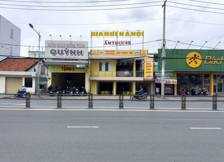 BÁN NHÀ MẶT TIỀN ĐƯỜNG TRẦN HOÀNG
NA ĐANG CHO THUÊ CÓ SẴN THU NHẬP