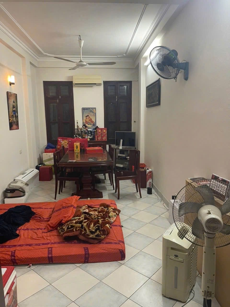 Cho thuê nhà Ngõ Văn Chương, Đống Đa, Hà Nội
Diện tích ; 32 m² x 4 tầng 
Thiết kế 3pn 3vs -12tr/1tháng