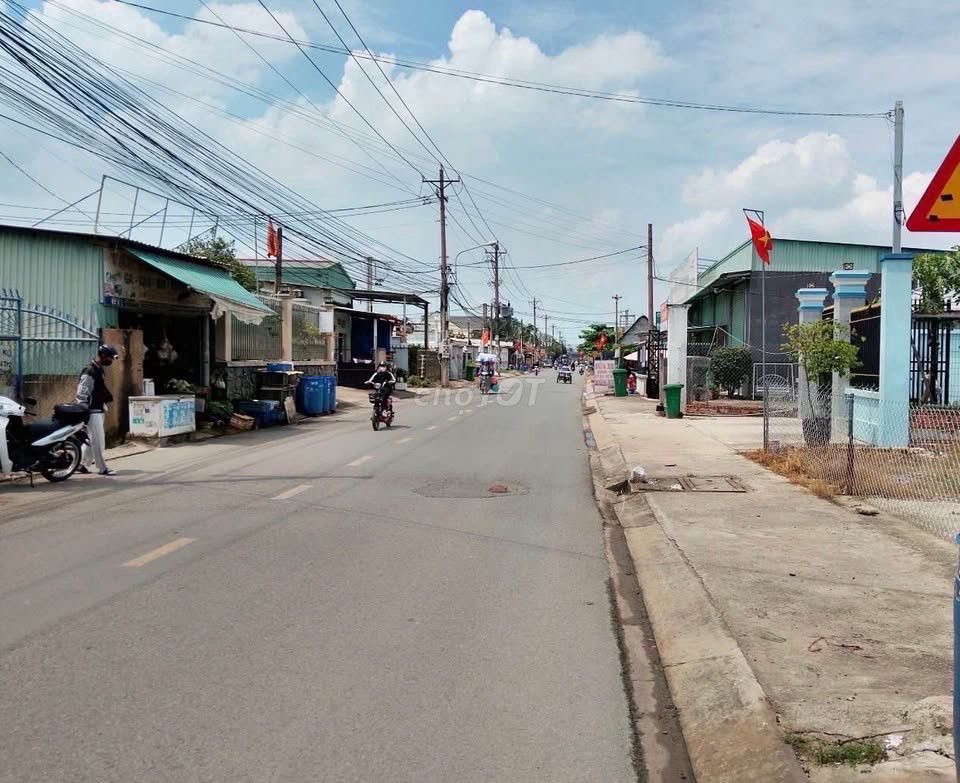 Đất Tân Uyên 745m² thổ cư, 920tr, sổ sẵn công chứng ngay mtđ, thích hợp đầu tư