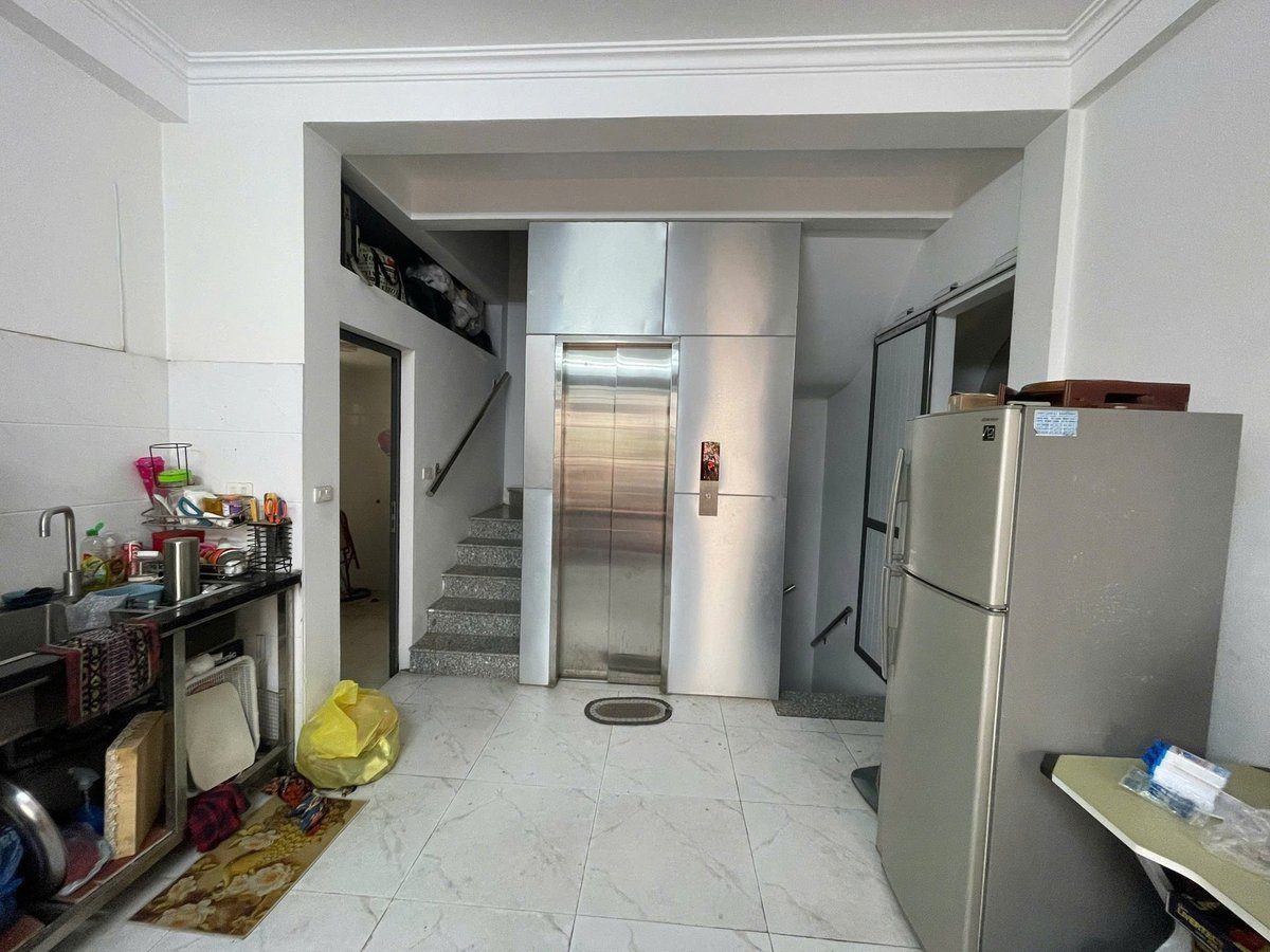 Bán nhà MP Nguyễn Ngọc Nai. 6 tầng thang máy. Lô góc DT 90m MT 20m. Lừng lững. KD quá đỉnh. Vị trí đắc địa có 1-0-2