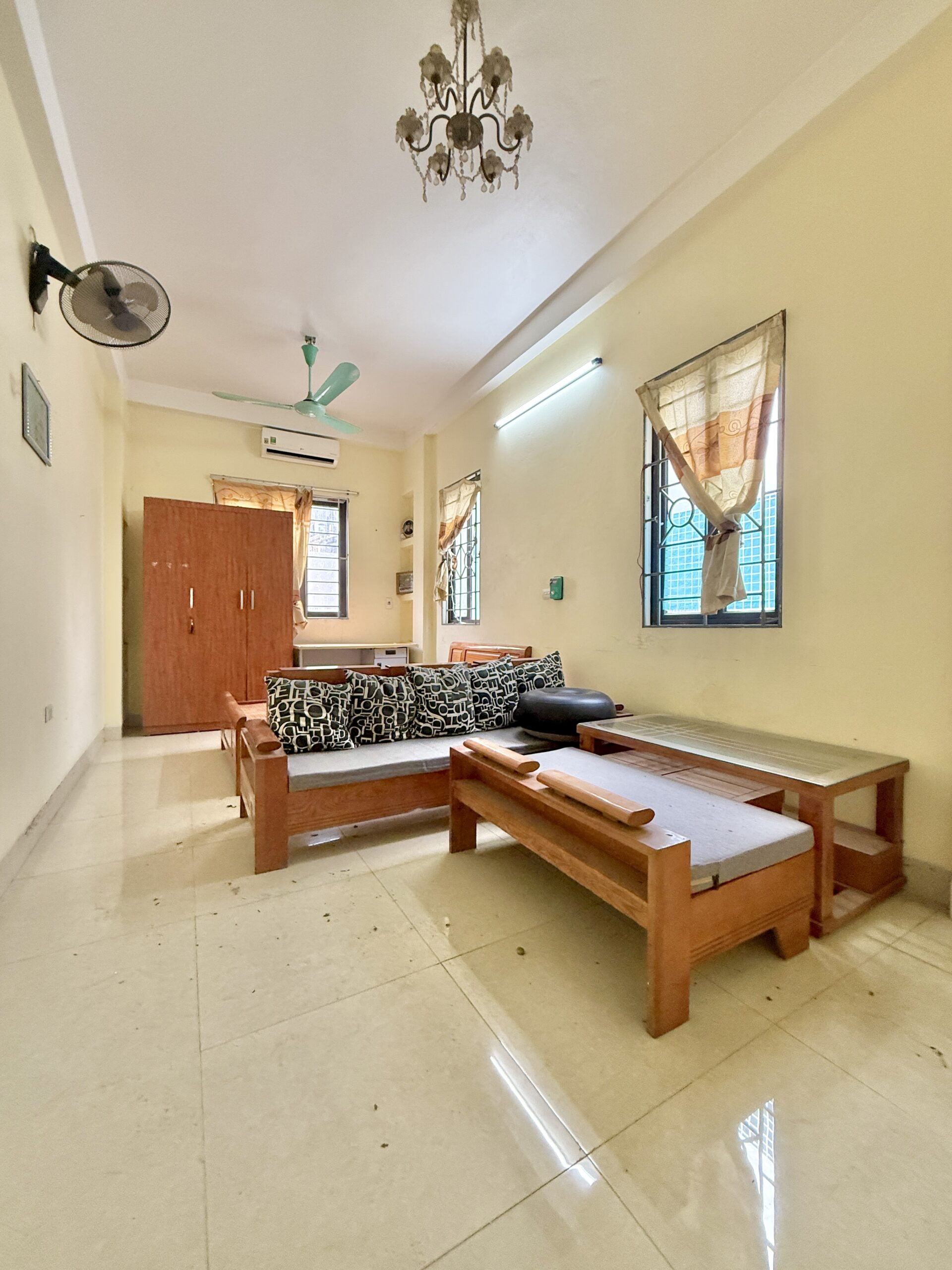 🏡 CHO THUÊ NHÀ RIÊNG KIM GIANG – 5 TẦNG – 11,5 TRIỆU/THÁNG

📍 Vị trí: Kim Giang, Thanh Xuân
Ngõ rộng, xe máy – ba gác vào thoải mái, khu dân cư yên tĩnh, an ninh tốt

🔹 Diện tích rộng rãi, nhà xây 5 tầng kiên cố
🔹 Thiết kế mỗi tầng 1 phòng + WC
🔹 T