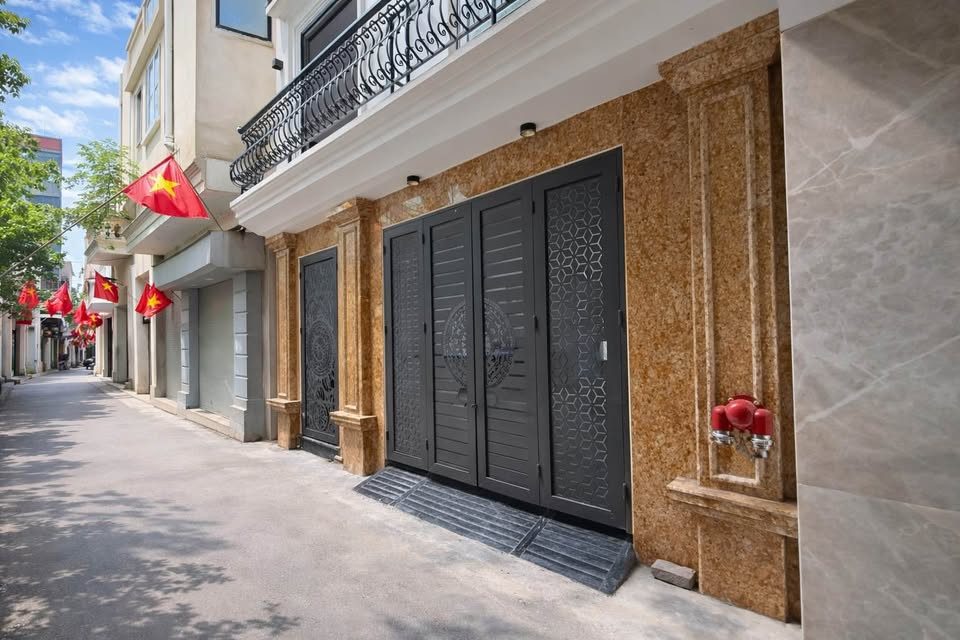 Bán nhà phố kim mã cách phố 70m 5 tầng 1 tum mặt tiền 4.3m 50m² 13.2 tỷ (thương lượng)