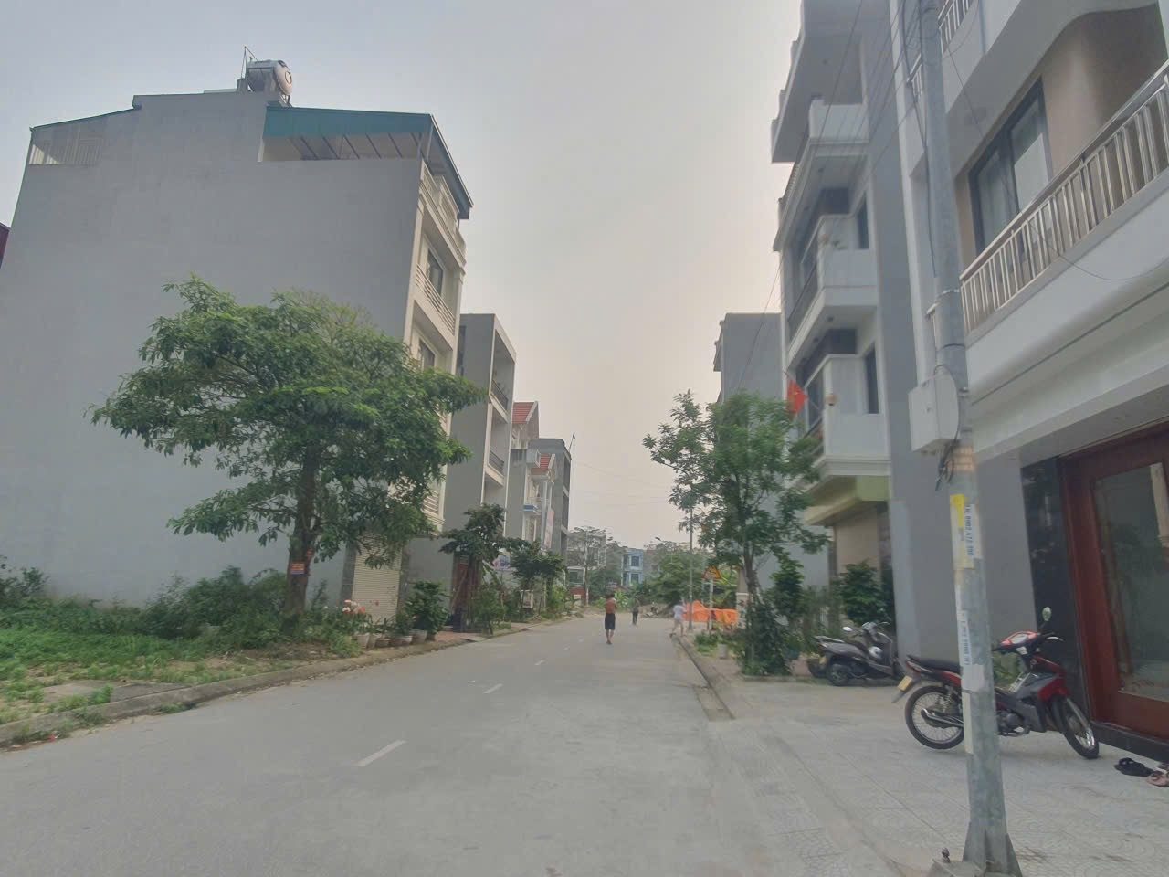 Bán đất trục chính dãy L5 khu yên mẫn vạn an. Cạnh vườn hoa. Diện tích 74.2m mặt tiền 5.5m hướng tây bắc. Không lỗi. Phường kinh bắc tỉnh bắc ninh