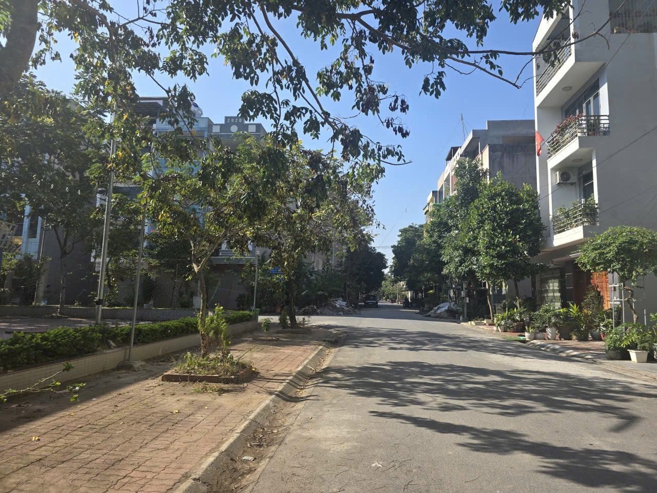 Bán đất lô áp góc mặt phố phó đức chính y na kinh bắc nhìn nhà văn hoá. Diện tích 81m mặt tiền 4.5m hướng đông nam. Phường kinh bắc tỉnh bắc ninh
