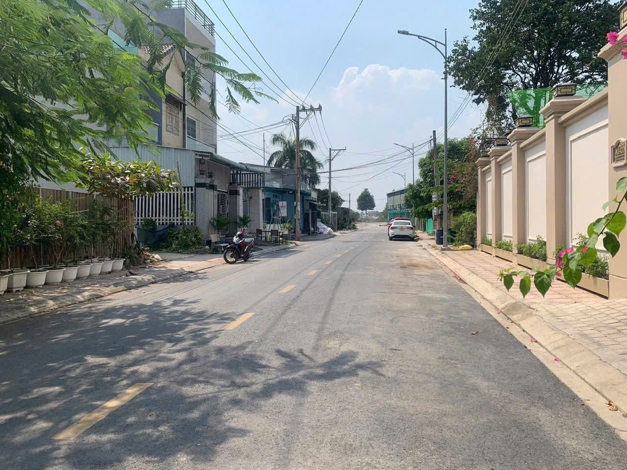 Lô đất mặt tiền Bình Nhâm 91 khu nhà lầu xe hơi. Giáp gần nhà thờ Lái Thiêu Phan Thanh Giản, trường học Trần Quốc Toản… Đường nhựa thông ra Đê Bao Sông Sài Gòn.
