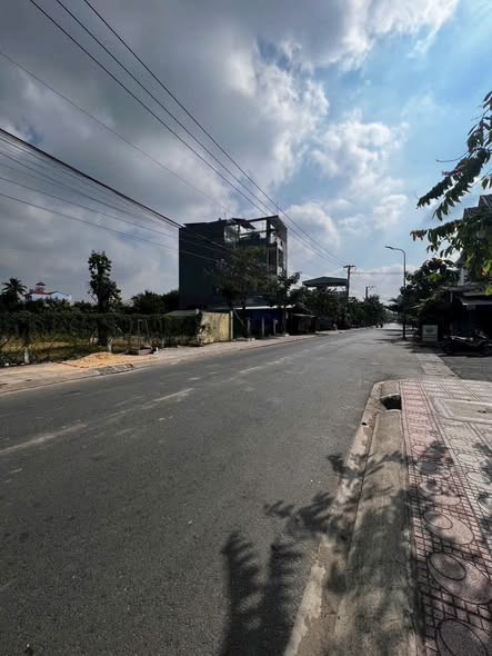 + Mặt tiền Bình Nhâm 83, Thuận An. Vị trí này cực kỳ hấp dẫn với:
📍 Đối diện trường học, tiềm năng kinh doanh KHÔNG GIỚI HẠN.