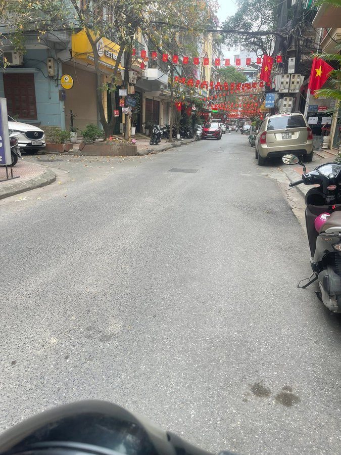 Pháo  Đài Láng. Mặt ngõ to như phố. KD đẳng cấp với mặt tiền miên man 8m. Khu vực đông dân cư. KD đẳng cấp. DT 140m quá đỉnh