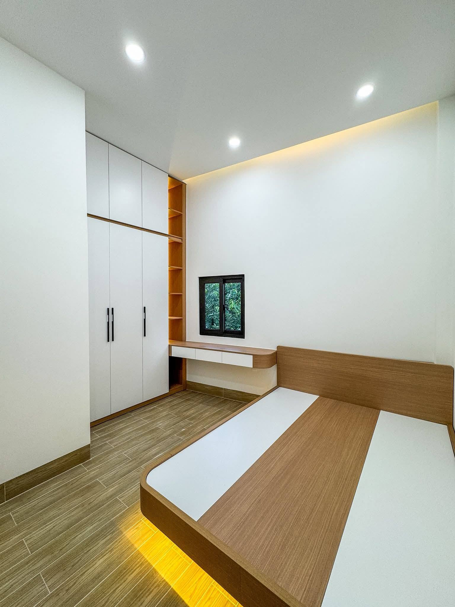 🏡Giá mới 2 tỷ 290 triệu🏡 (Giá cũ 2 tỷ 500 triệu) (Chỉ còn 1 căn bên phải) Bán nhà 1 trệt 1 lầu xây mới 100% hoàn công, full nội thất, hẻm 6 Nguyễn Trãi, Phường Lê Bình (Quận Cái Răng cũ), Tp Cần Thơ. 
📞Sđt (zalo) 0793973136 Phát (thương lượng trực tiếp c