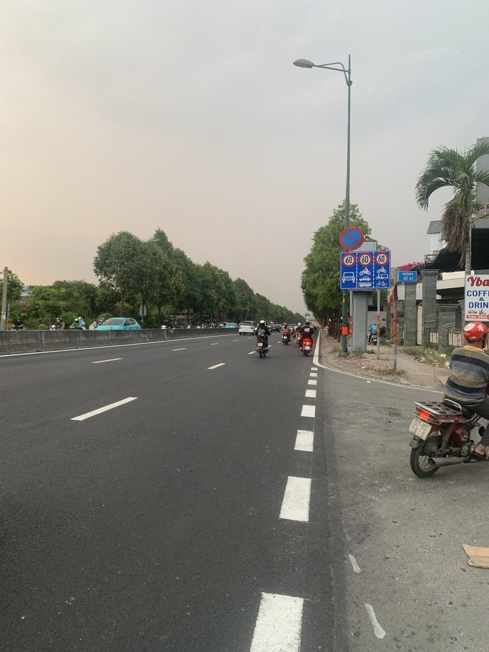 Cho thuê Mặt Bằng Kinh Doanh 2 Mặt Tiền Đường Phạm Văn Đồng quận Thủ Đức 418m2