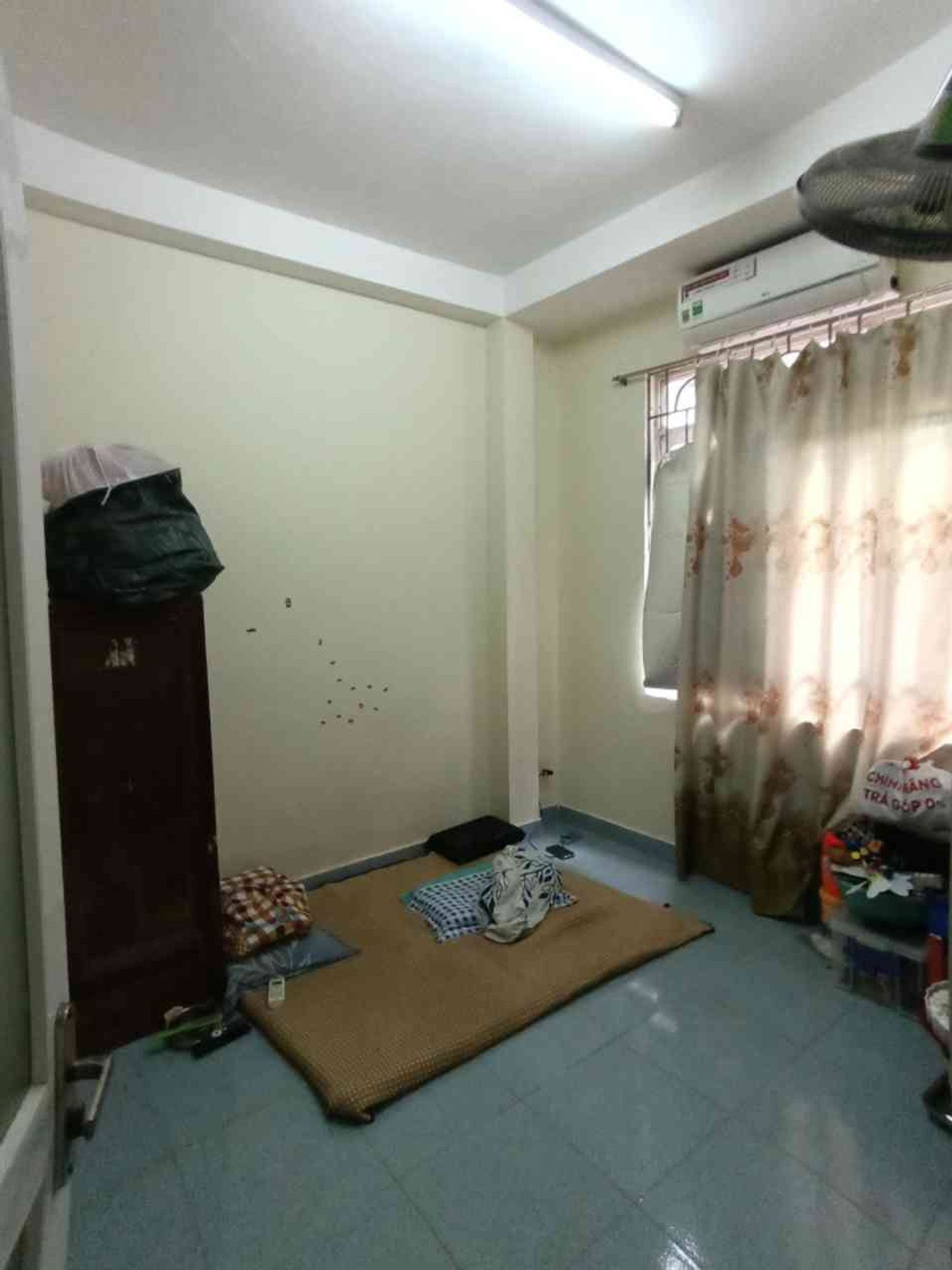 NHÀ ĐỦ CÔNG NĂNG - CHỦ THIỆN TRÍ BÁN.
+ Đường trước nhà rộng. Ngõ thoáng.

  Giáp Bát 22M / 5T / MT  3.3 / giá 5.8 tỷ
gọi cho em để sem nhà:0394337499

* Tầng 1 : Phòng khách, bếp, vệ sinh.
* Tầng 2+3+4: Phòng ngủ và  wc.
* Tầng 5 : Phòng thờ, sân