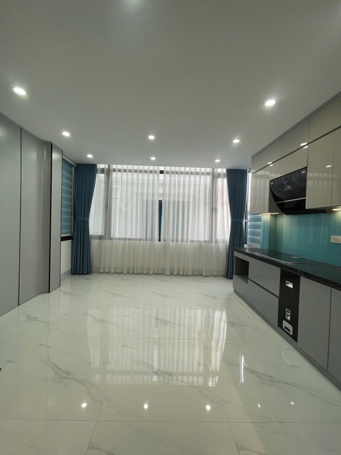 CHính Chủ Mình Bán 
NHÀ PHỐ LẠC TRUNG 5 TẦNG - GẦN PHỐ - HÀNG XÓM TIMES CITY- NHỈNH 6 TỶ

VỊ TRÍ 10 ĐIỂM:  
✅ Cách mặt phố thông LẠC TRUNG - MINH KHAI đúng 1 hàng rào.
✅ Đi bộ 3 phút ra TIMES CITY: Vinschool, Vinmec, TTTM ngay trước mặt  
✅ Trước nh
