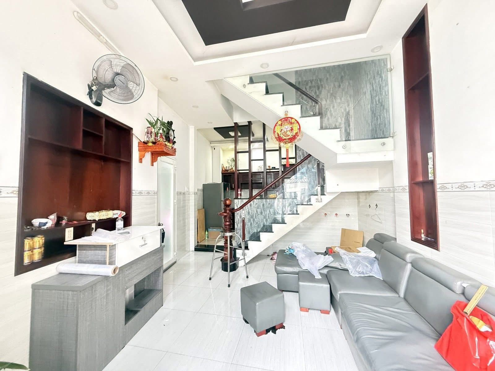 Cần bán gấp nhà 60m2, tại phường Linh Tây, Thủ Đức, TpHcm gồm 3PN-3WC