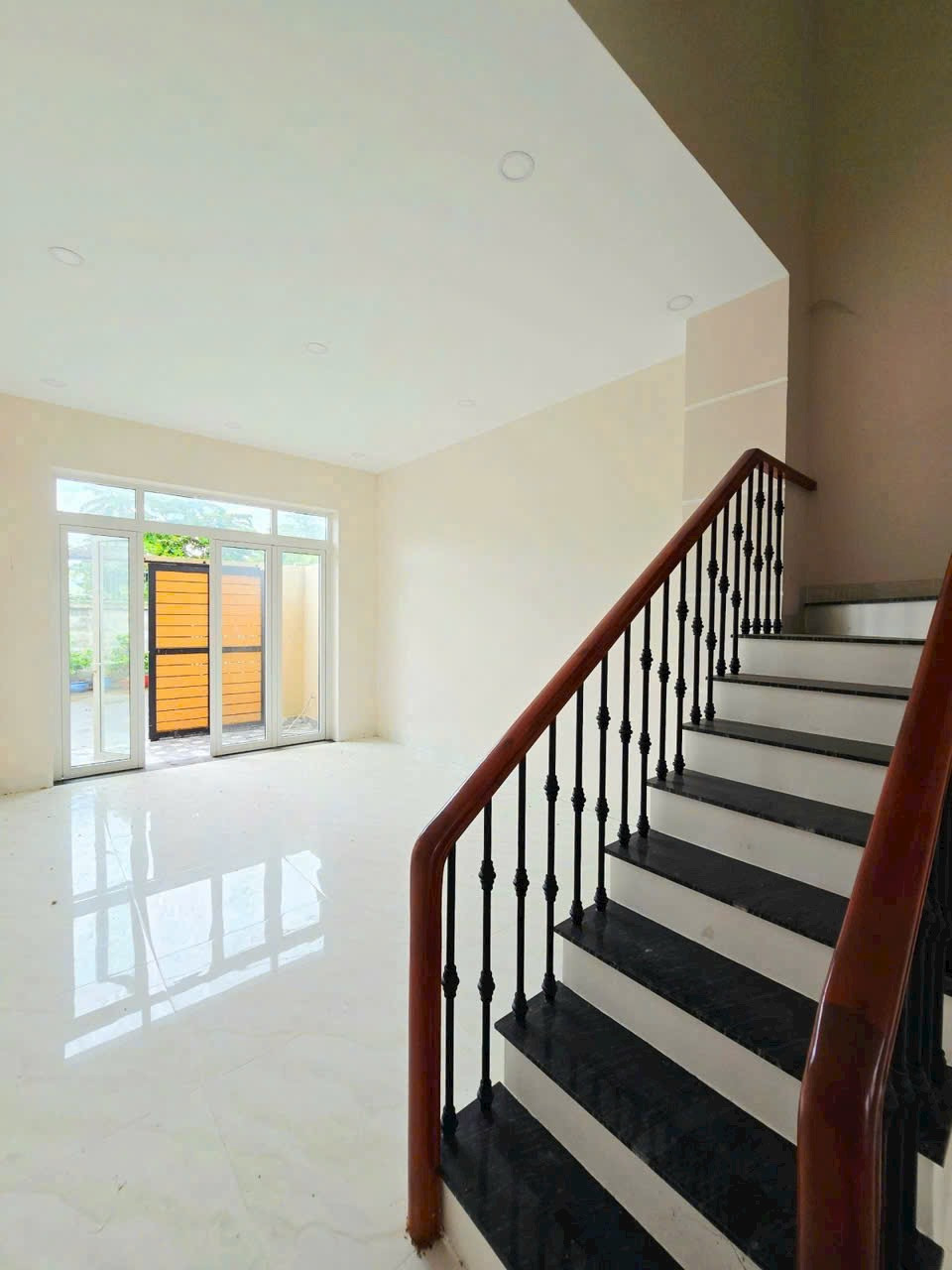 🚗 GẤP BÁN NHÀ 2 TẦNG - 68M2( 4*17) - HOÀN CÔNG ĐỦ - HẺM XE HƠI 6M - GẦN BẾN XE MIỀN ĐÔNG, NHÀ THỜ CAO THÁI - LONG BÌNH, THỦ ĐỨC.(A)