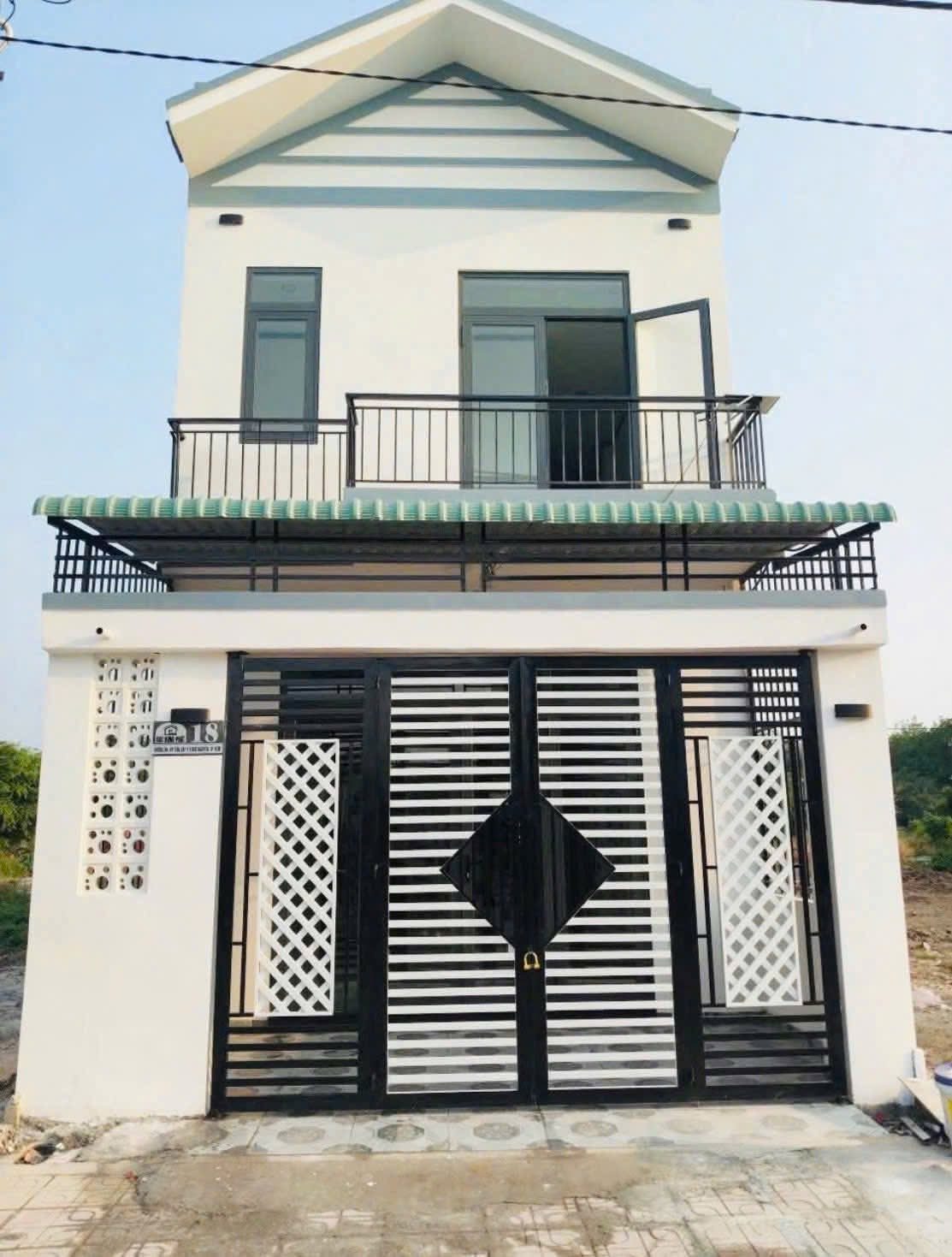 ❌KẸT TIỀN CHỦ HẠ GIÁ BÁN NHANH
👉Có sân trước đậu xe , 3 phòng ngủ, phòng khách, bếp 1 phòng thờ, 2 tolet ,