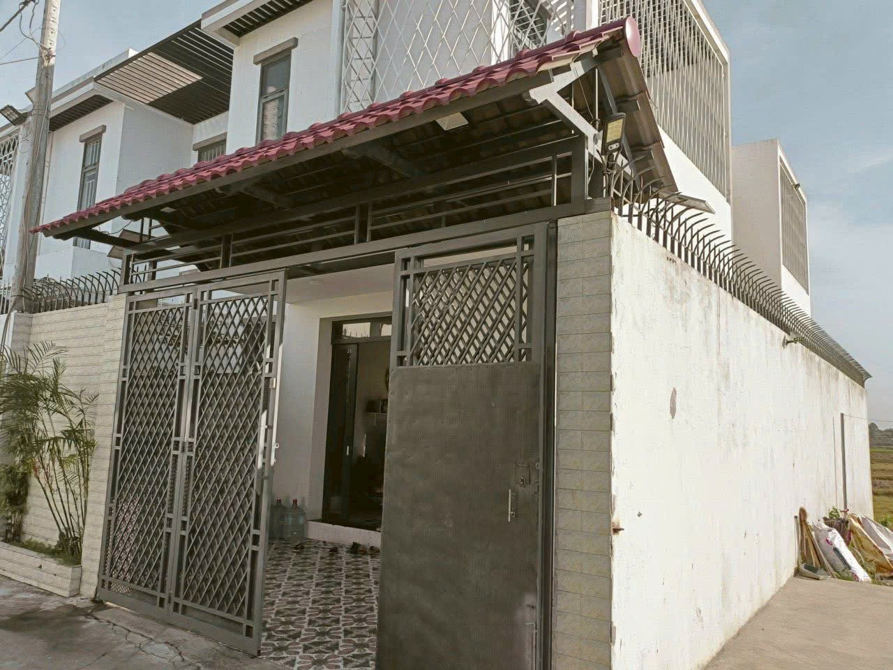 Bán Nhà 1 trệt 1 lầu, còn mới 

Vi trí  khu trại ếch -  phường Long tâm tp br khu vực dân cư đông đúc.