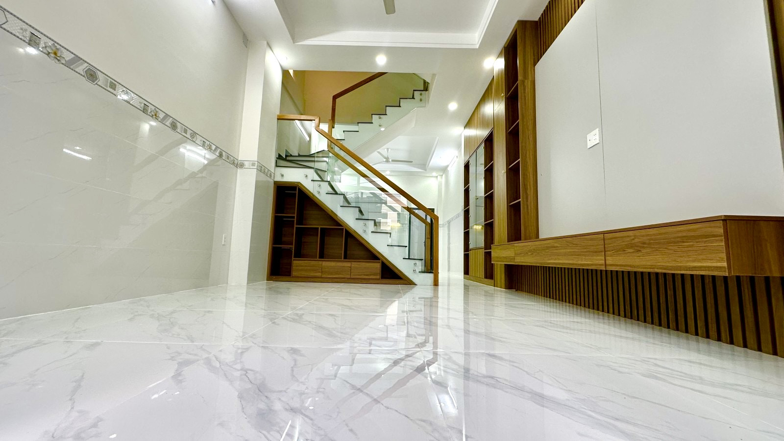 🚗 BÁN NHÀ 4 TẦNG - 74M2( 4*18.5), HOÀN CÔNG, 4PN, 4WC - KHÔNG QH -  NHÀ MỚI Ở NGAY - SÁT VINHOM - HẺM XE HƠI - LONG THẠCH MỸ, THỦ ĐỨC.(T)