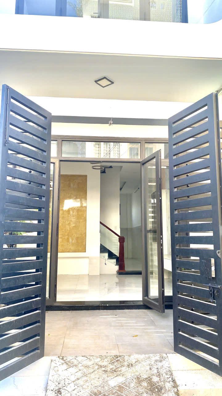 Nhà 4 tầng sát Vinhomes Grand Park, hẻm 5m, 4PN 5WC, sổ riêng, 6 tỷ