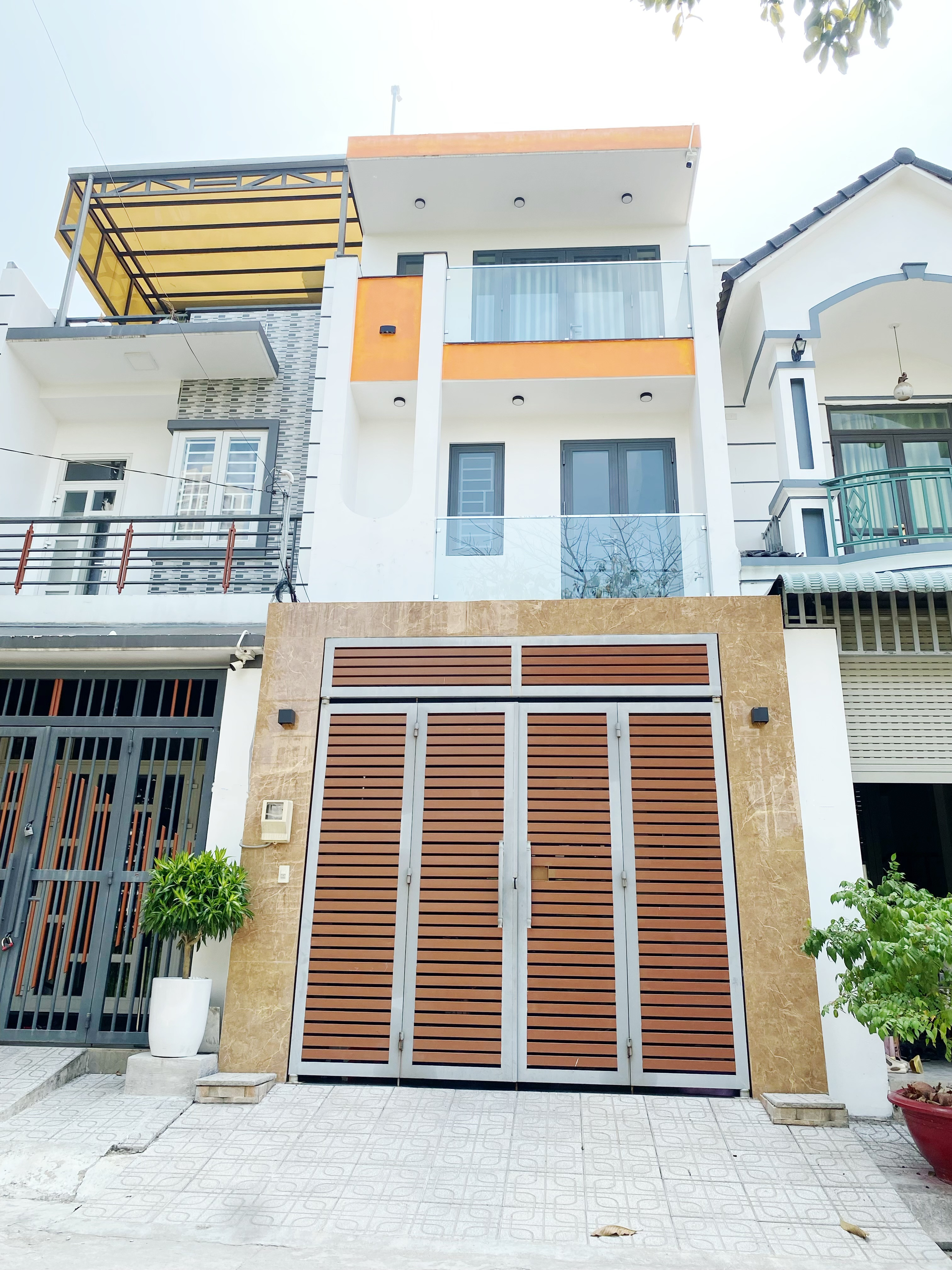 Bán Nhà  59m2, Giá: 4,6 tỷ, Đường ô tô 7m, sổ riêng, Full nội thất, Đường Trường Lưu Long Trường