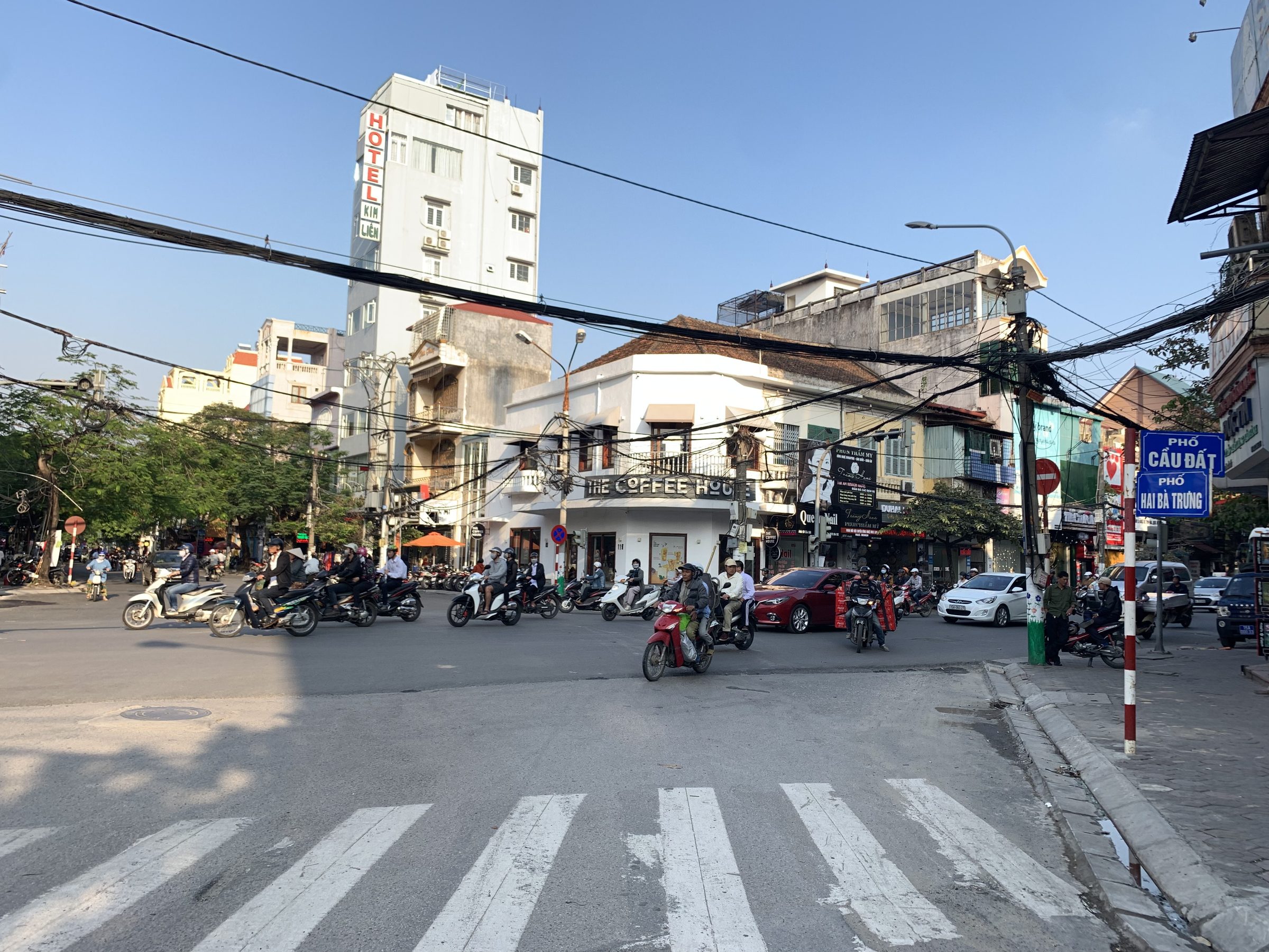 Cho thuê nhà MT: 4,2m DT: 80m2 phố Lương Khánh Thiện vỉa hè rộng, đoạn 2 chiều.