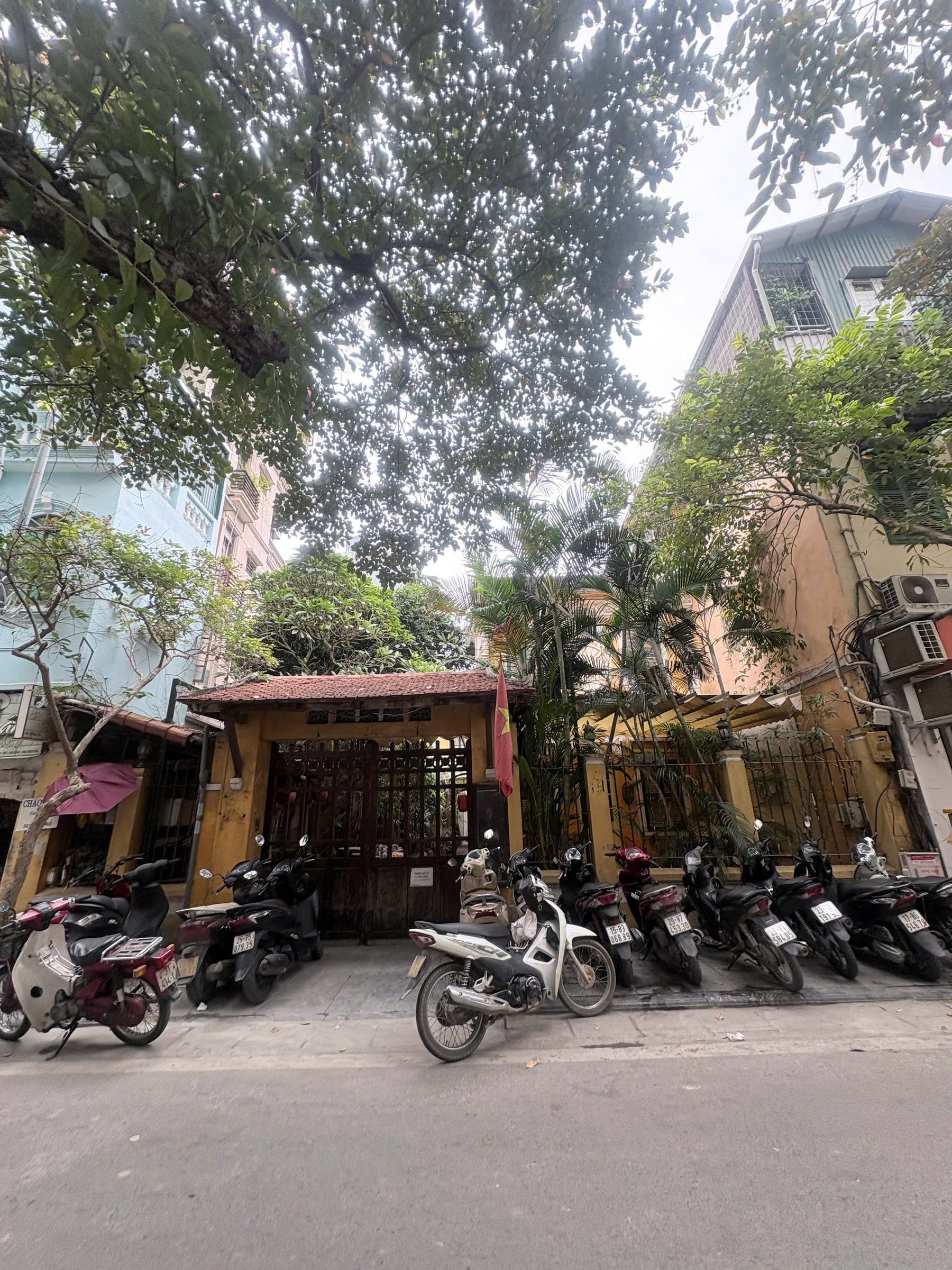 Siêu phẩm mbkd view Hồ Gươm diện tích 160m x 2 tầng, mặt tiền 13m vị trí siêu hot, giá hợp lý