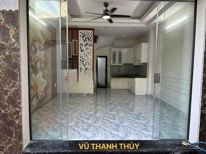 Cho thuê nhà ngõ Gốc Đề , phố Minh Khai Hai Bà Trưng
Diện tích 35m2 x 5 tầng nhà mới , đẹp . Đường tránh ô tô cách nhà 10m-14tr/1tháng