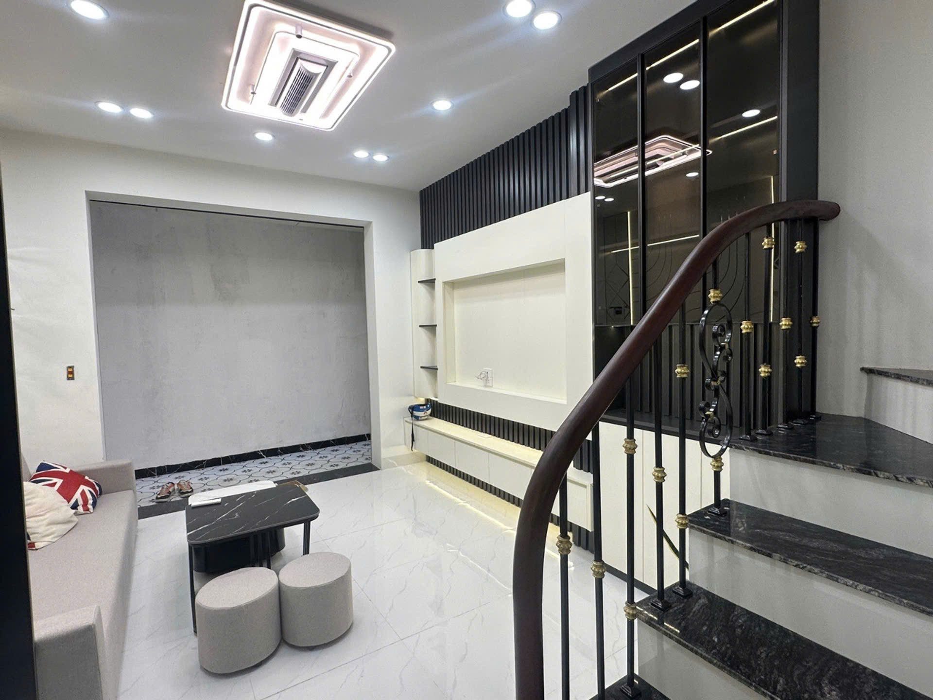 Nhà đẹp 5 tầng giá chỉ 5.95 tỷ - 100m ra mặt phố ô tô - sổ đỏ chính chủ