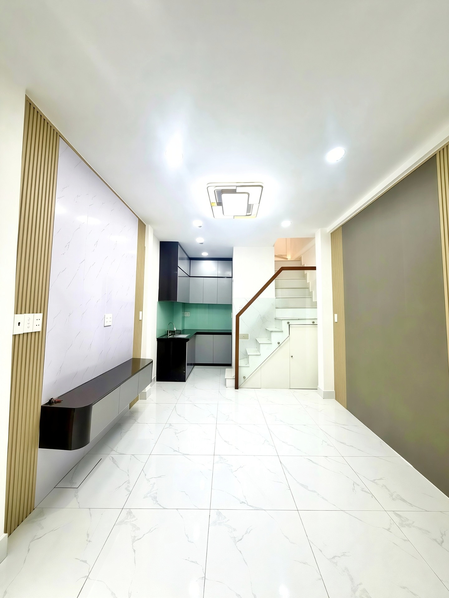 BÁN NHÀ LẠC LONG QUÂN QUẬN 11 24M2 3 TẦNG 2PN 3.79 TỶ SÁT MẶT TIỀN