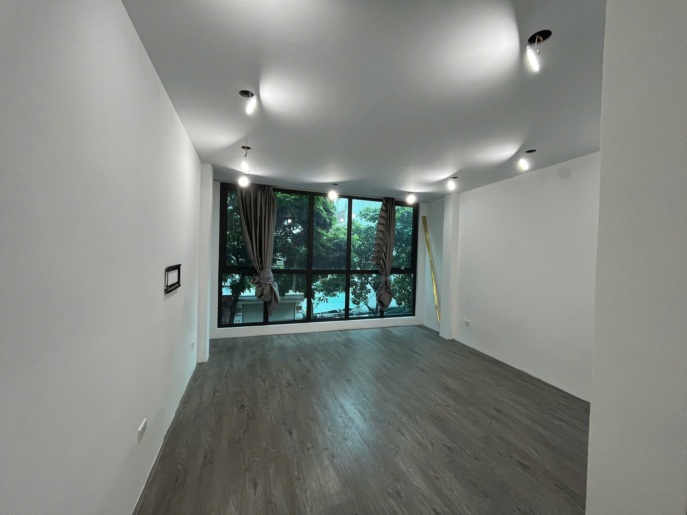 Cho thuê văn phòng 50 m2 tại dịch vụ Mỗ Lao, Đã ngăn 2 phòng làm việc