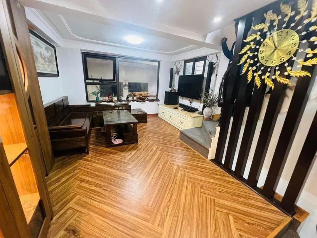 Cho thuê nhà nguyên căn ngõ 71 Nguyễn Lương Bằng Đống Đa HN 
- Diện tích ;  35m2 x 5 tầng-13tr/1tháng