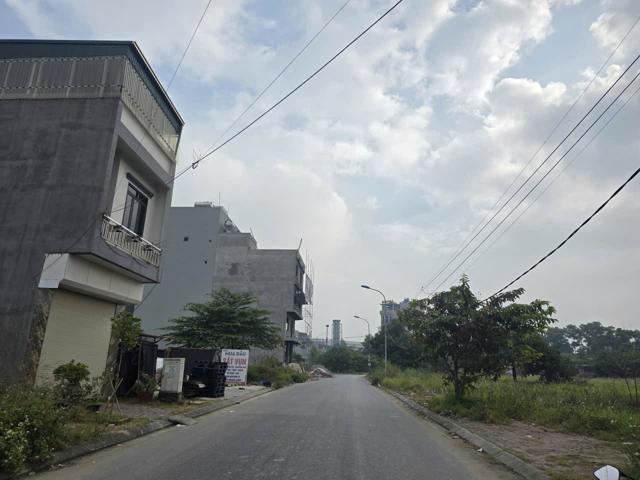 Bán 90m đất chu mẫu 2 nhìn vườn hoa. Làn 2 đường 20.5m. Trung tâm khu công nghiệp quế võ. Phường nam sơn bắc ninh