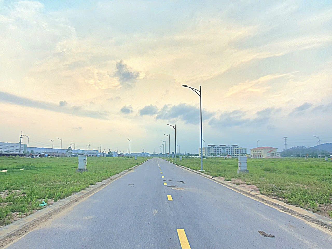 Bán đất giãn dân khu tự thôn lô áp góc dãy CL6 làn 2 đường 278. Diện tích 95m mặt tiền 5m hướng tây nam. Phường nam sơn tỉnh bắc ninh