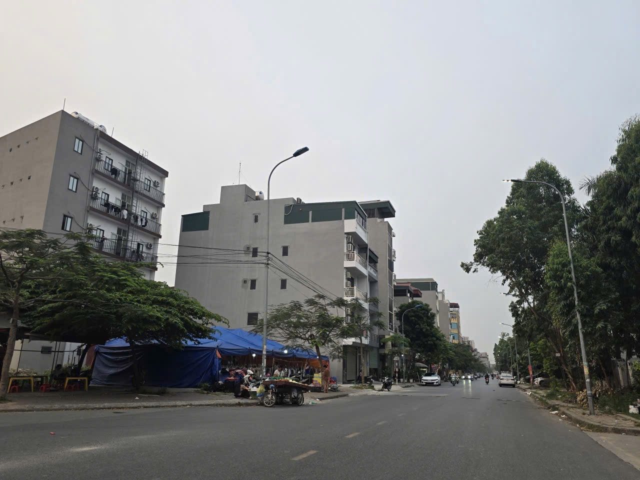 Bán đất 2 lô liền nhau chu mẫu 2. Trục chính đường 40m. Kinh doanh tốt. Diện tích 272m mặt tiền 20.7m hướng tây & nam. Phường nam sơn tỉnh bắc ninh