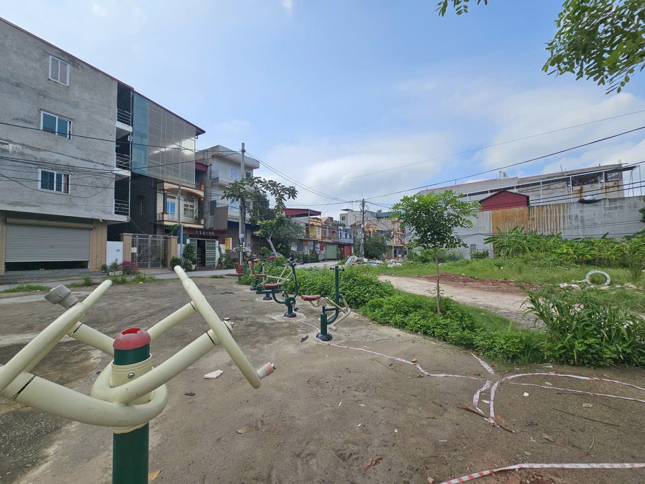 Bán 379m đất giãn dân lãm trại. 2 lô liền nhau. Nhìn vườn hoa nhỏ. Cạnh sân bóng. Sau đất có đường rộng 5m. Phường nam sơn bắc ninh
