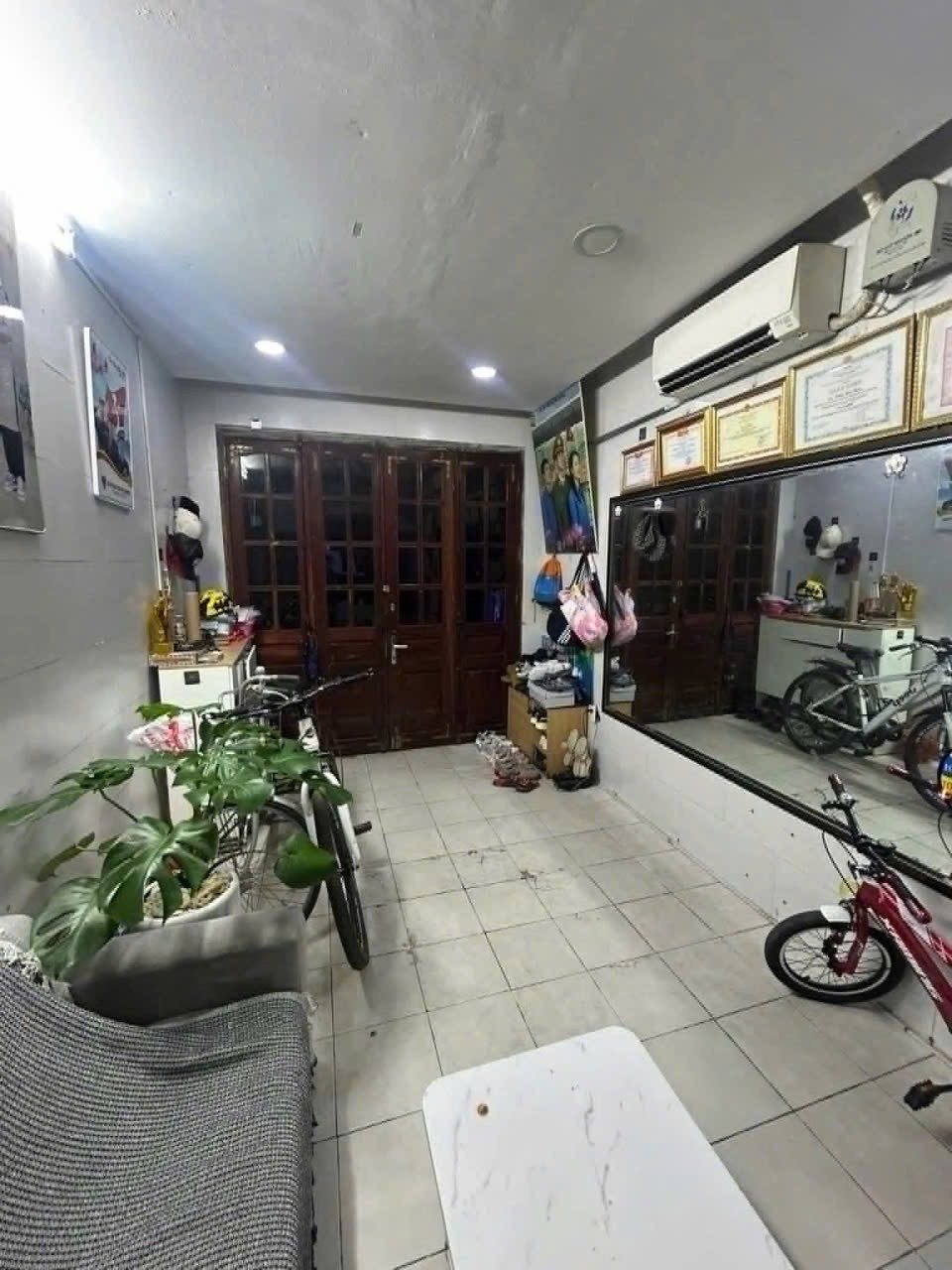 Cho thuê nhà nguyên căn cho hộ gia đình ở tại ngách 141 Thịnh Quang, Đống Đa
-Diện tích : 32m², x2T-6tr/1 tháng