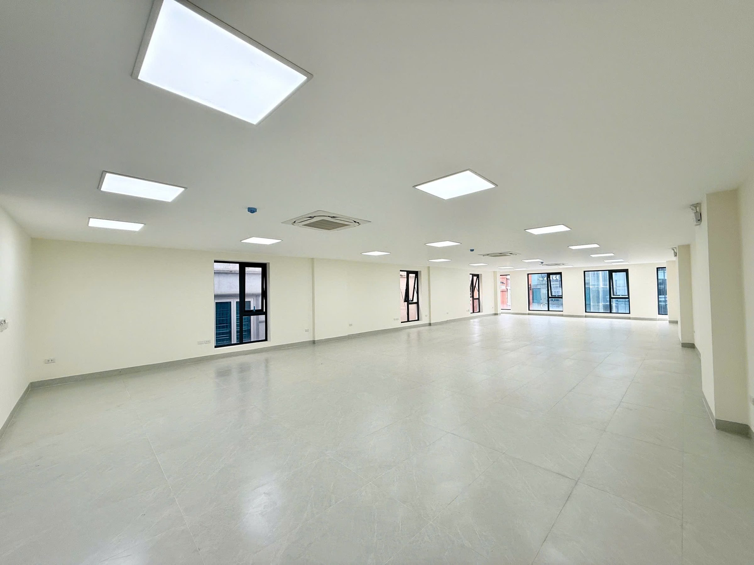 Cho thuê nhà  Nguyễn Khánh Toàn, Cầu Giấy 235M x 8T 1 HẦM, LÔ GÓC giá 310 triệu