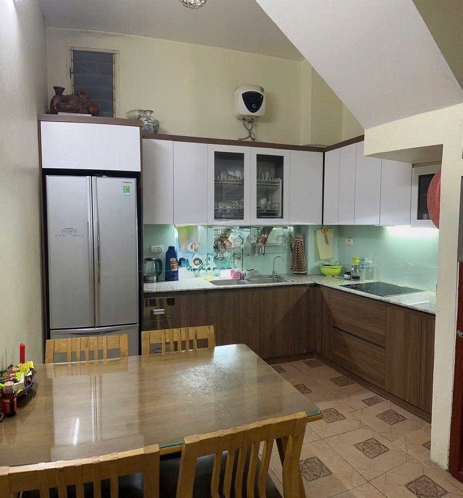 Cho thuê nhà ngõ 84 Ngọc Khánh, Phường Giảng Võ, Quận Ba Đình, 
 diện tích: 32m2 x 5 tầng, full nội thất-15,5tr/1tháng