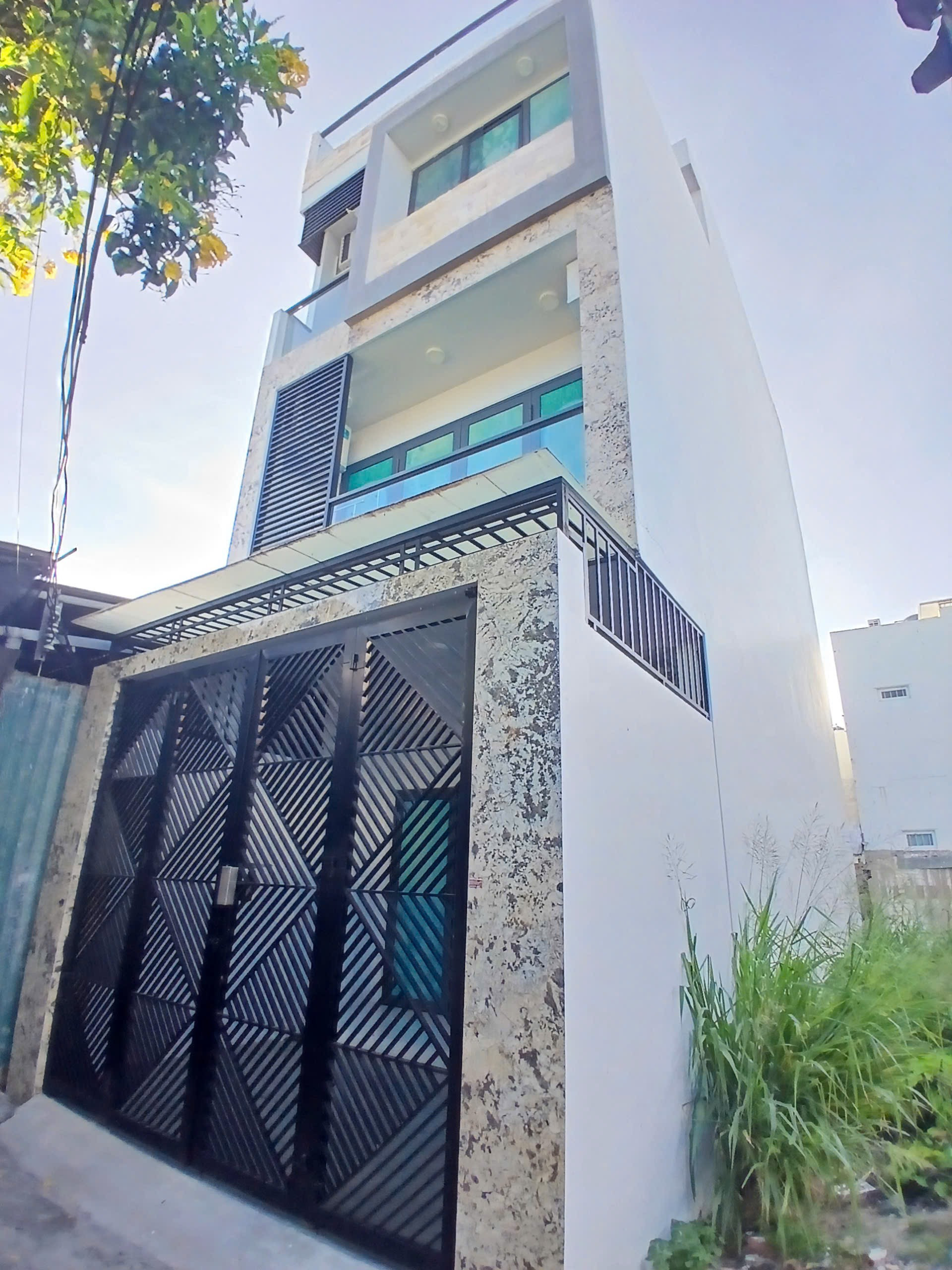 Nhà Gần Biển, 3 Tầng 1 Tum — Bán Gấp
  • Hẻm Đường Biển Trần Phú, Vĩnh Nguyên, Nha Trang. Rộng 3m
  • Thiết Kế Vừa Ở Vừa Cho Thuê với 3 Căn Hộ Full Nội Thất, Bếp, WC Riêng biệt.