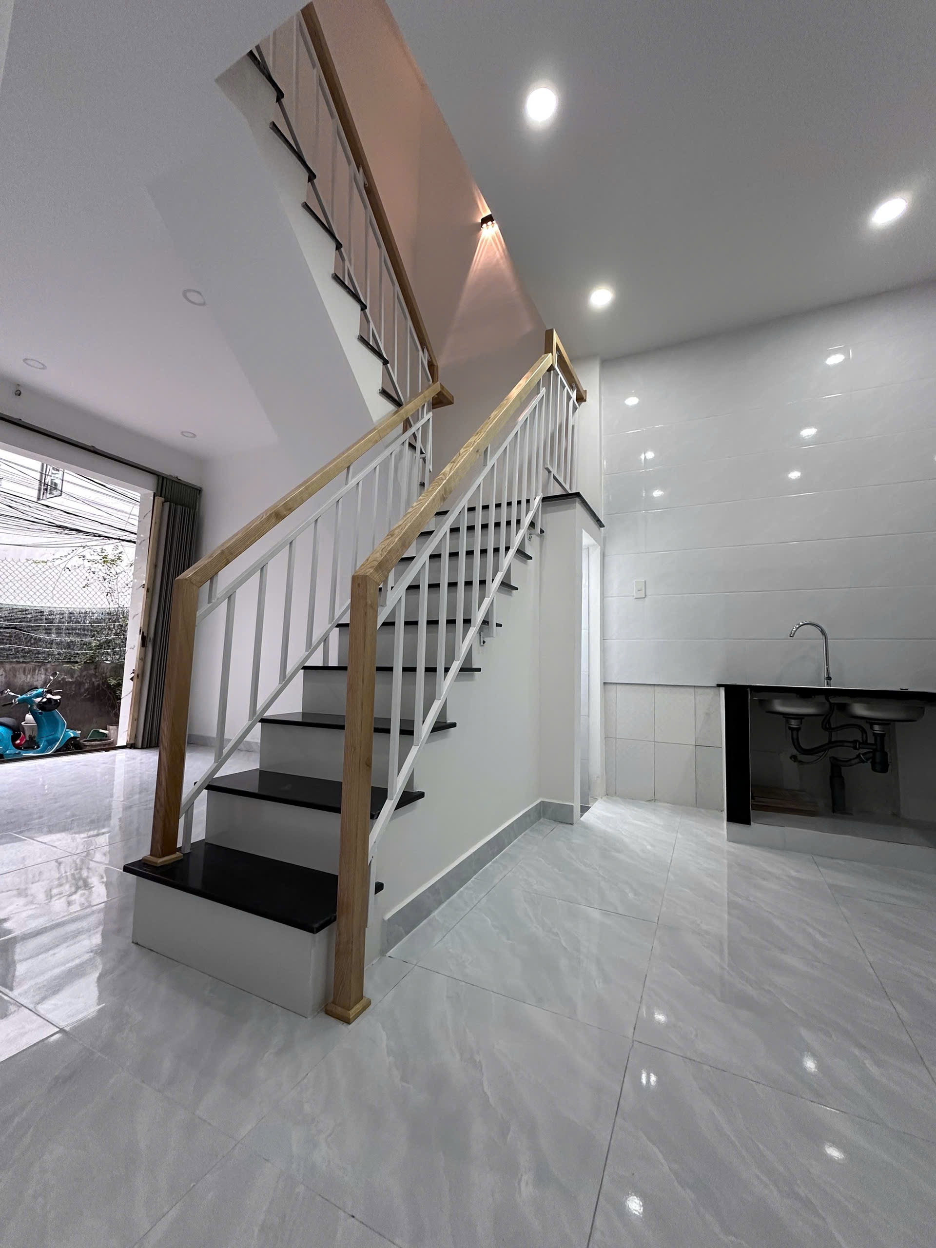 Nhà Căn Góc, Hẻm 3m Đường 2/4 Phường Nha Trang - DTSD 50m2 / DT Đất 28,4m2 - 2Tầng + 2p/ngủ / Chỉ 2,6 tỏi.

👉 Gần Biển, Gần Chợ Đầm Nha Trang 
👉 Chuẩn sổ hồng Sang tên nhanh
_____
Alo Nguyên xem nhà : 079.366.898
