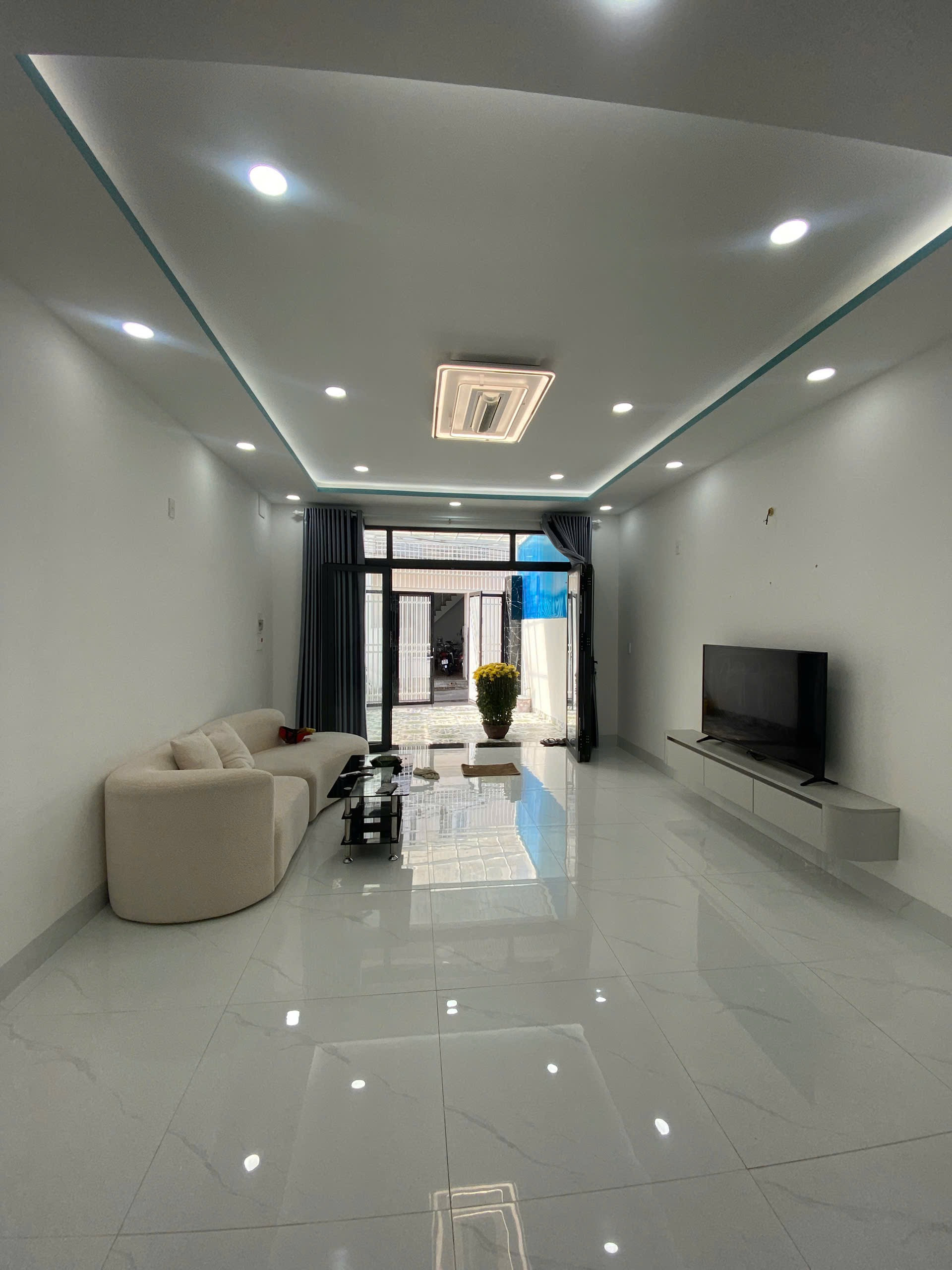 Nhà mới 3 tầng đường Trần Thị Tính- phường Nha Trang
✅ Diện tích 71m2 
✅ Hiện trạng nhà mới full nội thất gồm 3 tầng 4 phòng ngủ, 2 nhà vệ sinh , sân phơi rộng, phòng khách và bếp rộng rãi