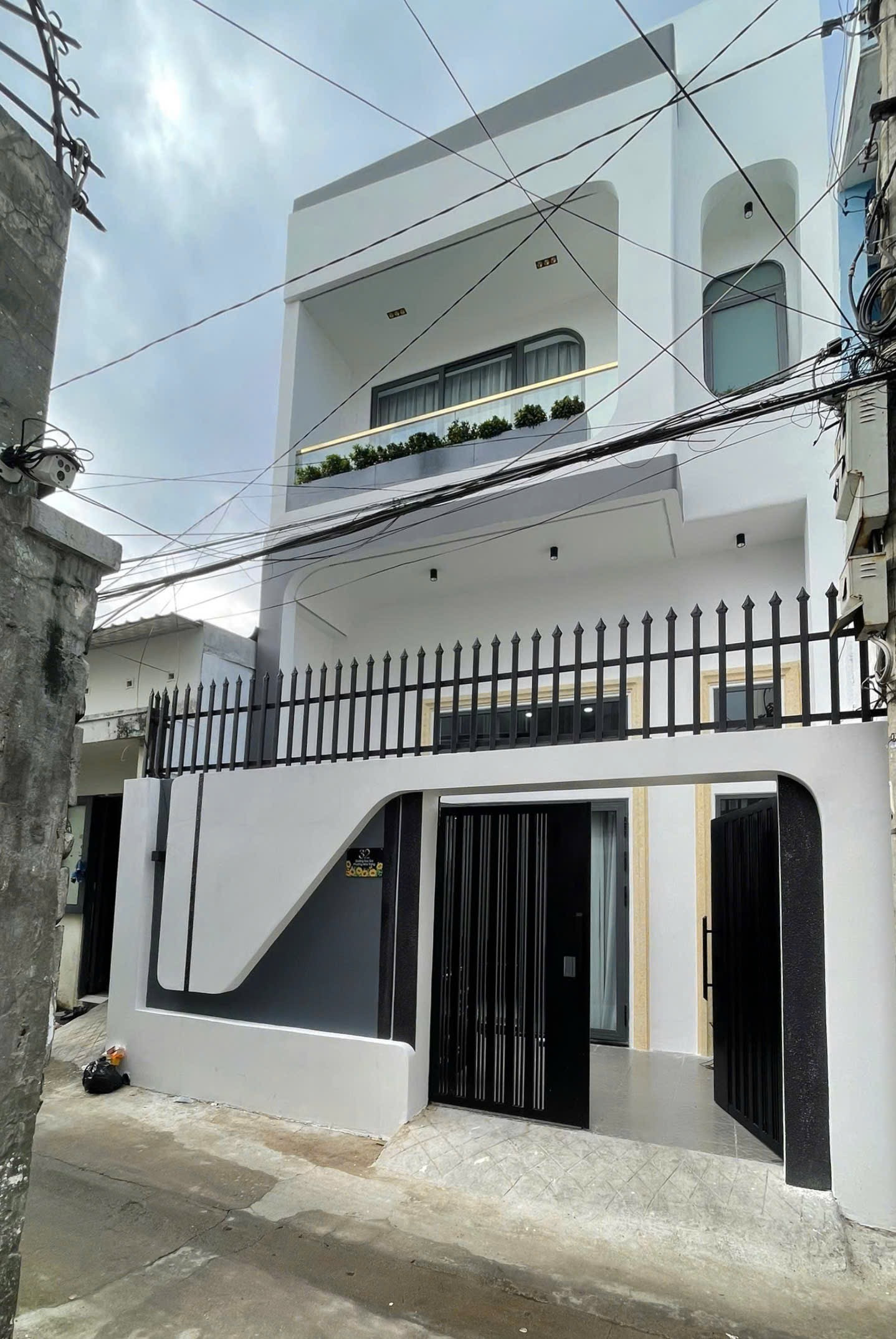 Bán Nhà đẹp 3 tầng kiên cố (đã hoàn công) - Tại phường Nha Trang - Có bãi đỗ xe ôtô cạnh nhà