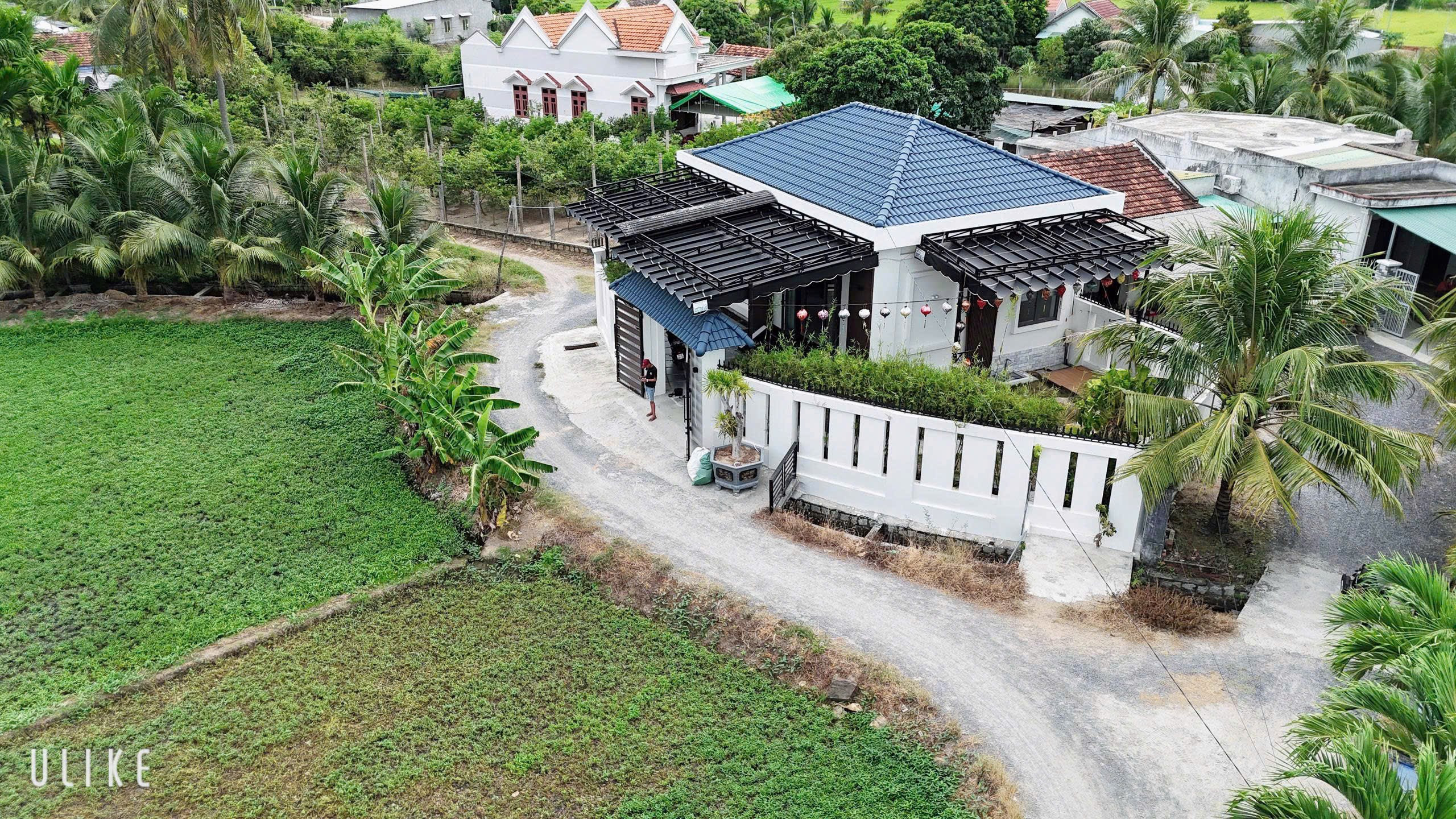 Lh: 0938 156 791
Siêu phẩm biệt thự mini 

Diện tích đất: 191.3m2.
Diện tích xây dựng: 76.5m².
Thiết kế phong cách hiện đại.
Căn nhà sở hữu 2PN 1WC, phòng thờ, phòng khách, nhà bếp, sân trước và cả sân vườn

Đặc điểm nổi bật:
- Căn góc, vừa rộng
