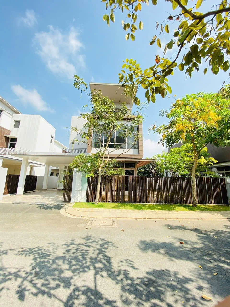 BDS HVL Cho thuê biệt thự đơn lập, sân vườn rộng Riviera Cove Quận 9.