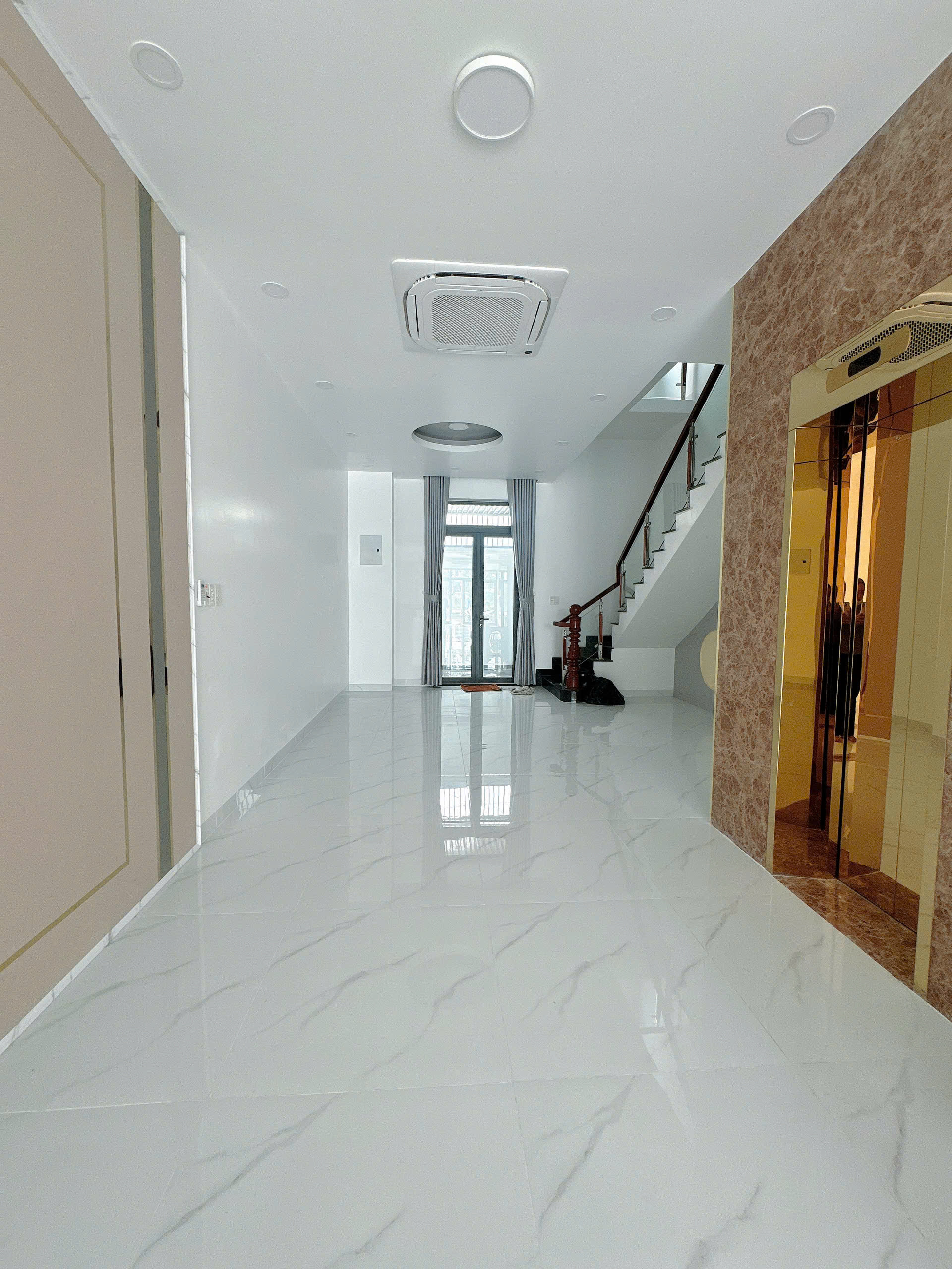 Cho thuê nhà liền kề mặt tiền đại lộ đông tây.Gía rẻ nhất khu vực