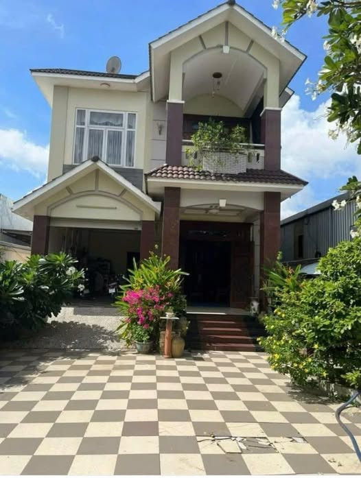 Bán nhà 1 trệt 1 lầu 717,9m2 mặt tiền Nguyễn Thị Định gần vòng xoay Phú Khương