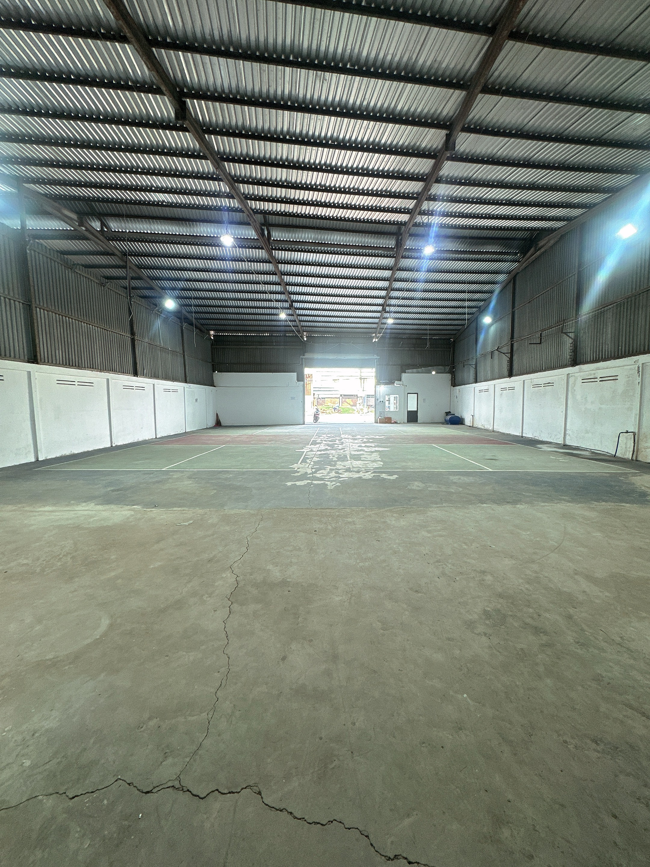 Cho thuê kho 800m2 mặt tiền có sẵn điện 3 pha và PCCC. Giá 16 triệu