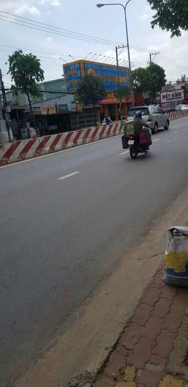 cần bán mặt tiền có nhà kho Đường Phú Lợi cách ngã 3 rẻ NTMK khoảng 50m