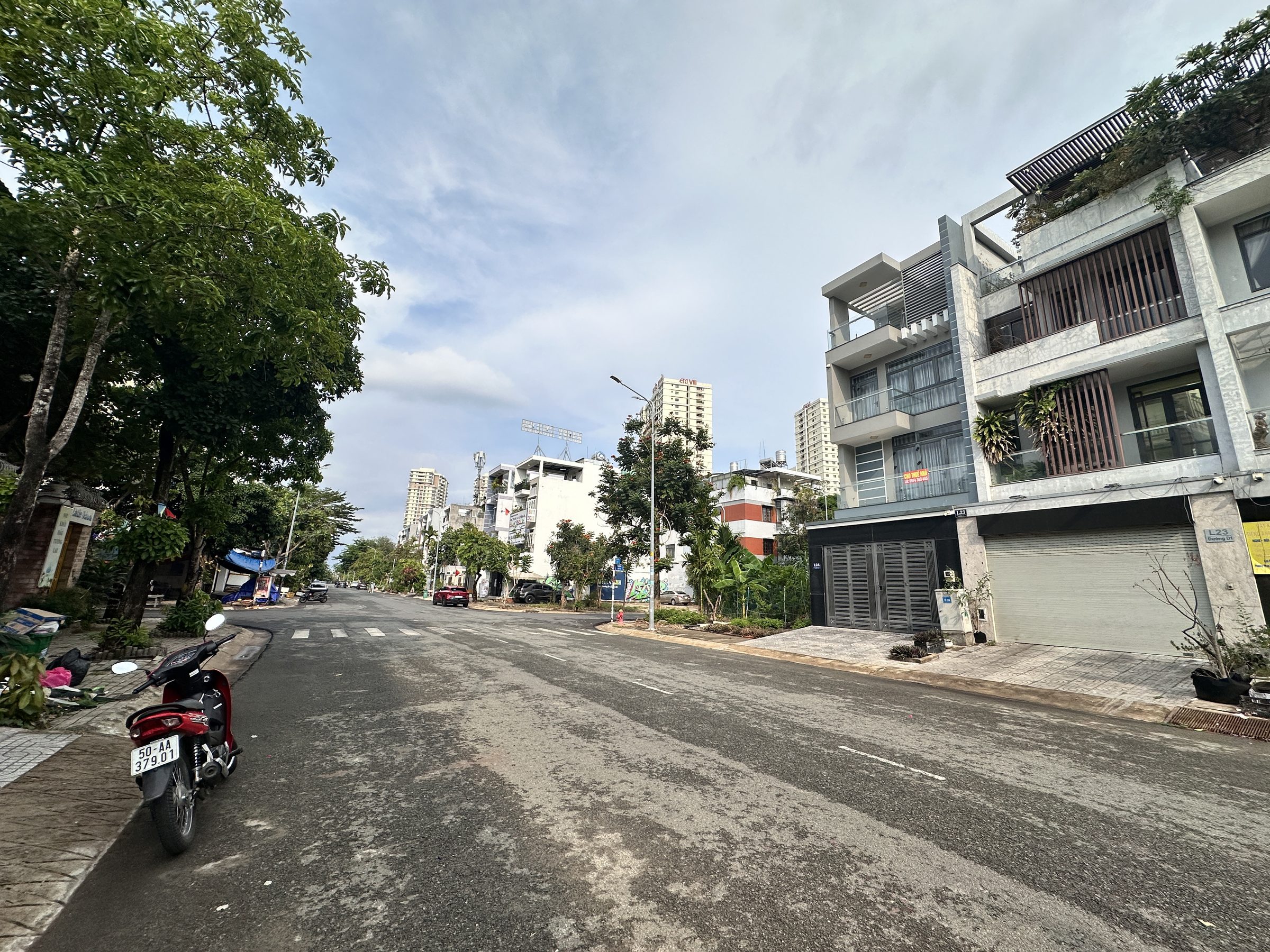 Nhà Phố 90m2 - Xe Hơi Đậu thoải mái - Cạnh Phú Mỹ Hưng giá sập sàn !