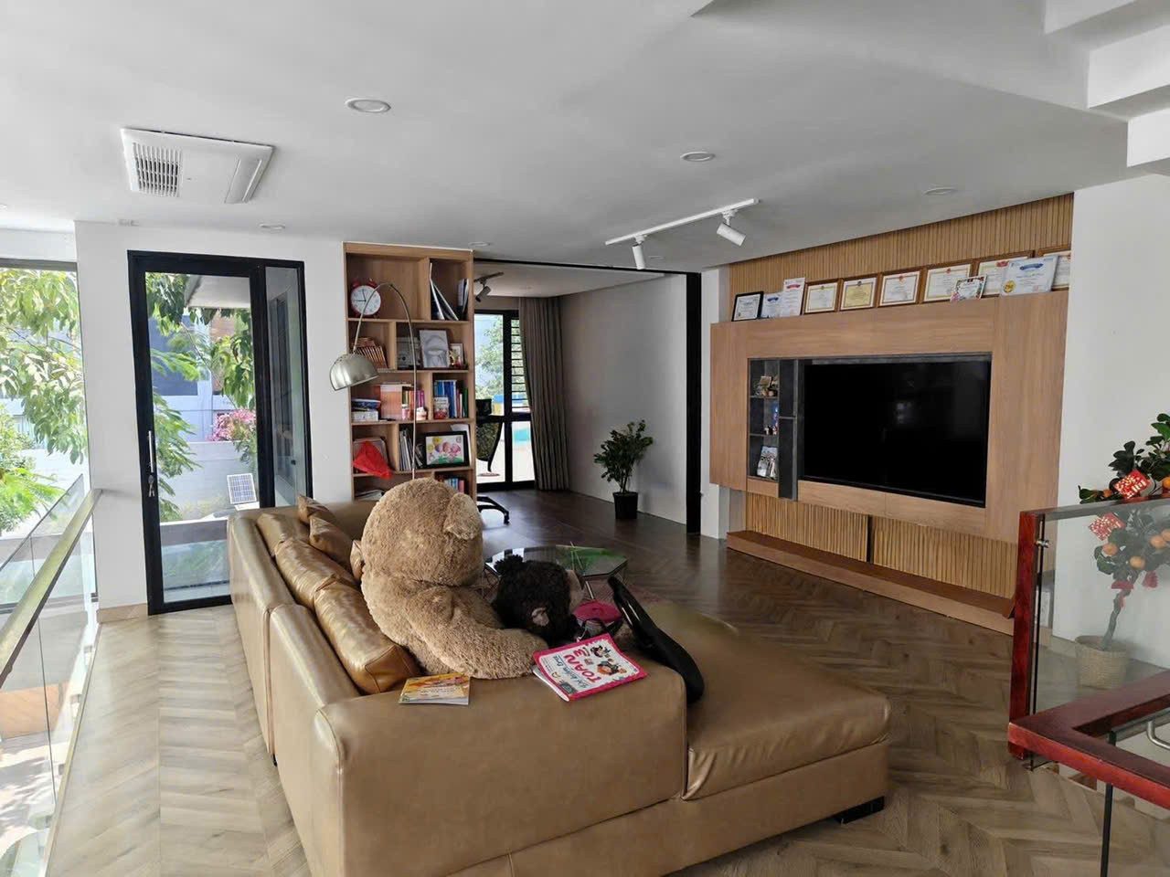 BDS HVL CHÍNH CHỦ CHO THUÊ BIỆT THỰ VẠN PHÁT HƯNG - LIỀN KỀ PMH - QUẬN 7 🌸🌸

➖ Diện tích : 11x21m.

➖ Kết cấu : Trệt - Lững - 2 Lầu - Áp mái 

➖ Thiết kế : 4 Phòng ngủ + 5 vệ sinh - Có hồ bơi 

➖ Hướng : Nam 

➖ Giá thuê : 60 triệu / tháng 

#