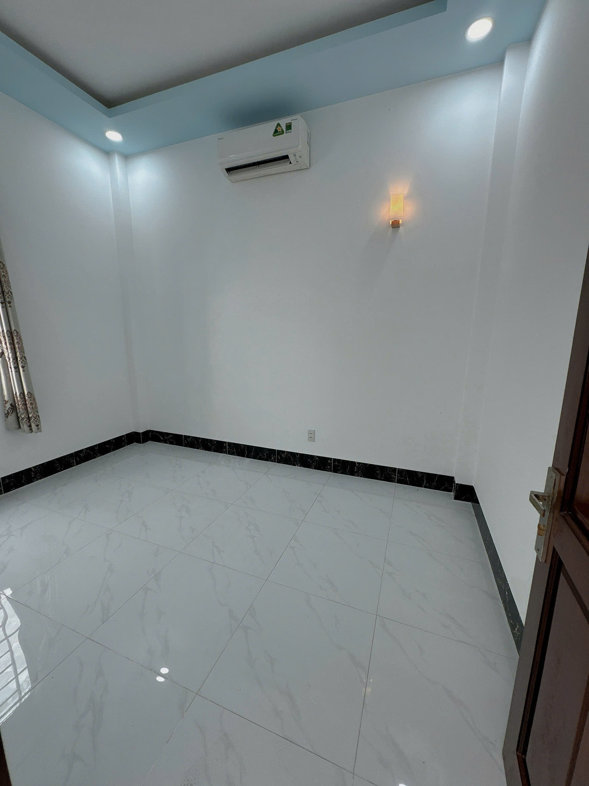 Nhà 1 trệt 1 lầu có 4PN KDC Chợ Chùa,sổ hồng công chứng ngay